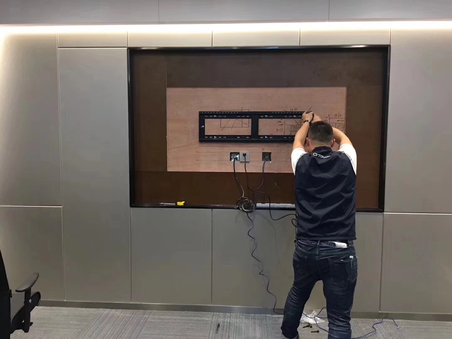 冈本视频下载小夥伴安裝MAXHUB施工圖